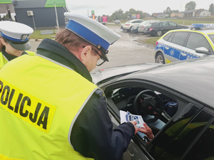 Policjanci podczas kontroli prędkości.