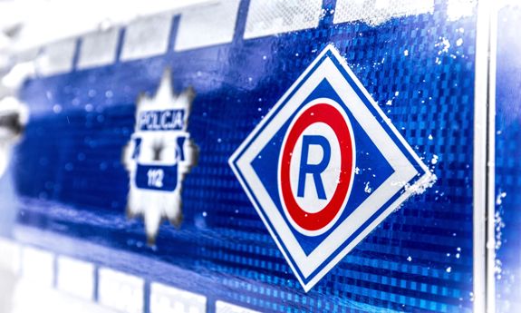Logo policji i ruchu drogowego.