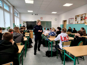 Policjantka podczas prelekcji w Szkole Podstawowej nr 12.