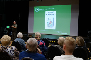 Prelegent podczas spotkania profilaktycznego.