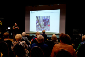 Prelegent podczas spotkania profilaktycznego.