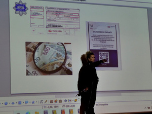 Prelegentka podczas spotkania profilaktycznego.