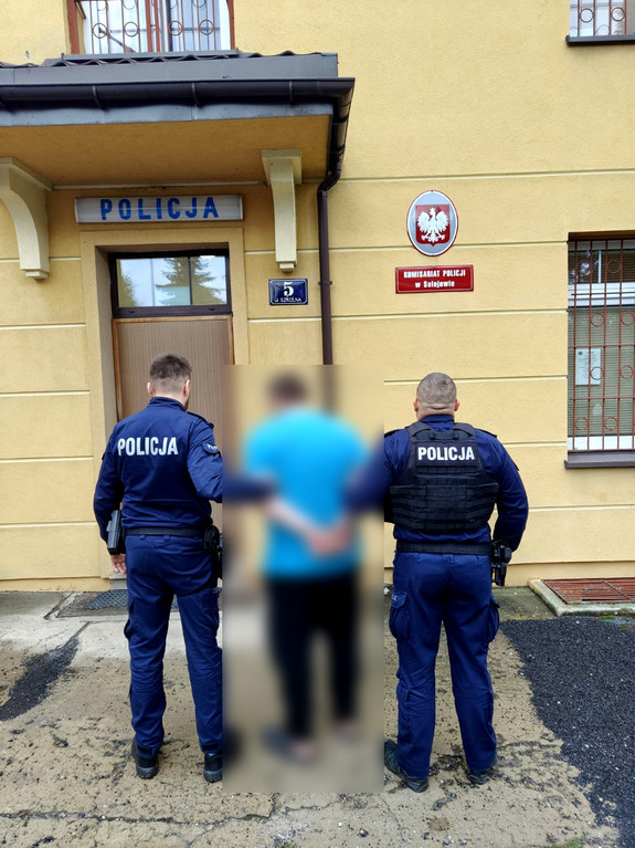Policjanci wraz z zatrzymanym.