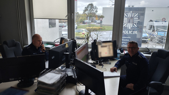 Policjanci podczas służby na Miejskim Stanowisku Kierowania.