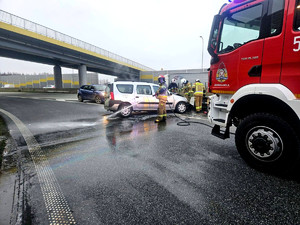 Strażacy podczas dogaszania pojazdu.