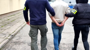 Policjanci z zatrzymanym.