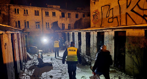 Policjanci podczas działań pomocowych.