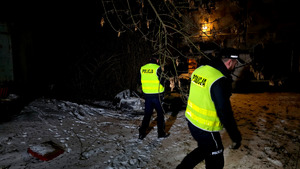 Policjanci podczas działań pomocowych.