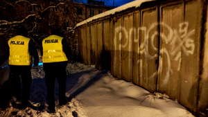 Policjanci podczas kontroli pustostanów.