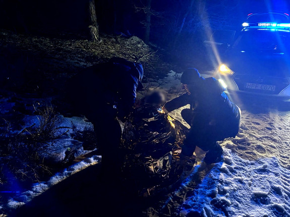 Policjanci przy poszukiwanej kobiecie.