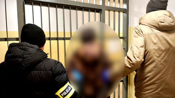 Zatrzymany trzymany przez policjantów.