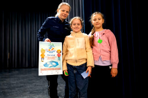 Policjantka z dziećmi podczas spotkania.