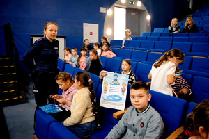 Policjantka z dziećmi podczas spotkania.