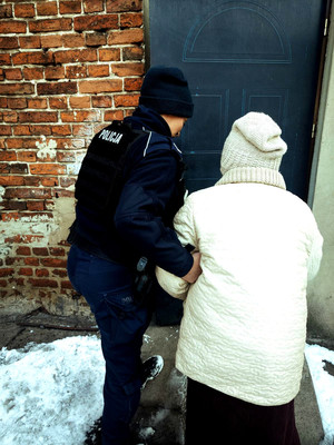 Policjantka ze starszą kobietą.