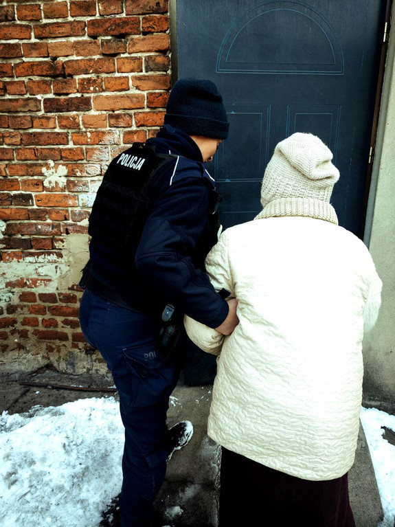 Policjantka ze starszą kobietą.