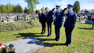 Wicemarszałek Województwa Łódzkiego Piotr Wojtysiak, Komendant Wojewódzki Policji w Łodzi nadinsp. Arkadiusz Sylwestrzak, Komendant Miejski Policji w Piotrkowie Trybunalskim podinsp. Jakub Kowalczyk, Prezes Stowarzyszenia Rodzina Policyjna 1939 r. w Łodzi Jarosław Olbrychowsk przy symbolicznym grobie.