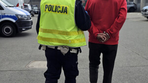 Policjant oraz zatrzymany mężczyzna.