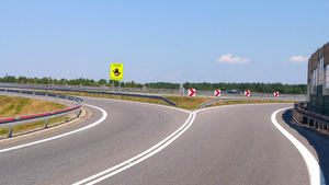 Wjazd na autostradę oraz znak zły kierunek.