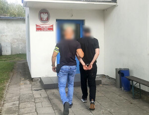Zatrzymany mężczyzna oraz policjant.