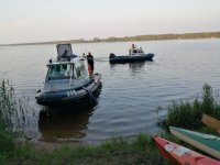 łódź motorowa policji na wodach Zalewu Sulejowskiego
