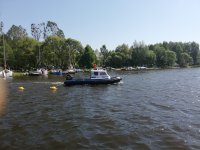 policyjna łódka na wodach Zalewu Sulejowskiego