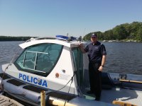 policjant na policyjnej łodzi
