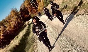policjanci idący polną drogą