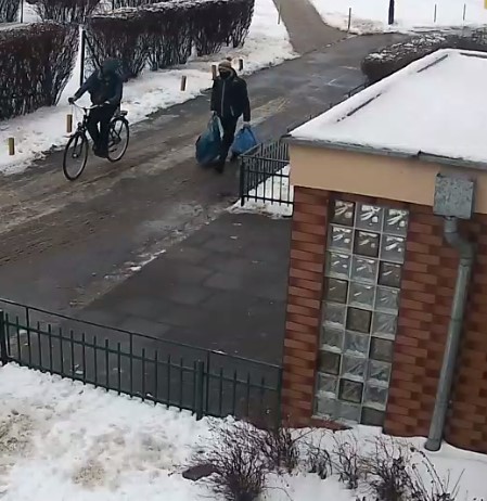 Jeden z mężczyzn jedzie na skradzionym rowerze, drugi z mężczyzn niesie w workach skradzione elektronarzędzia i wentylator.