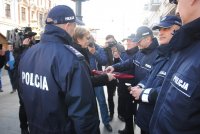 Na zdjęciu Prezydent Miasta Łodzi przekazuje policjantom kluczyki do radiowozów.