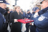 Na zdjęciu prezydent miasta symbolicznie daje komendantom kluczyki do radiowozów