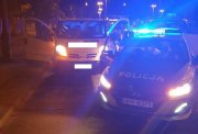 Miejsce zatrzymania, pojazd sprawcy i radiowozy policji