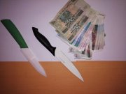 dwa noże i banknoty