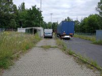 Zatrzymany pojazd ciężarowy oraz radiowóz ruchu drogowego