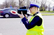 Policjantka mierzy prędkość przed jedna ze szkół