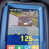 Ekran fotoradaru z jadącym mercedesem i prędkością