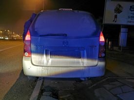 Na zdjęciu zabrudzona Mazda z nieczytelnymi tablicami rejestracyjnymi. Zdjęcie zrobione w porze nocnej.