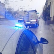 Radiowóz wraz pojazdem kierującego stoją na poboczu drogi