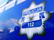 Drzwi radiowozu z logo Policji i numerem 112.