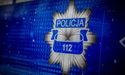 Gwiazda policyjna oraz napis Policja oraz numer alarmowy 112. Gwiazda jest umieszczona na niebieskim tle.
