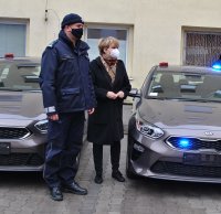 Prezydent Miasta i Komendant Policji przed pojazdami.
