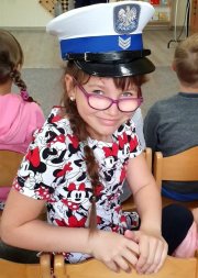 Dziewczynka w czapce policyjnej