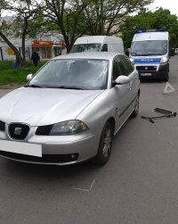 Pojazdy oraz radiowóz policyjny.