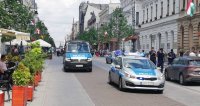 Policjanci patrolujący ulicę Piotrkowską przed &quot;czołem&quot; marszu.