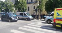 Policjanci przed Kościołem &quot;Podwyższenia Krzyża&quot; na skrzyżowaniu Sienkiewicza/Tuwima
