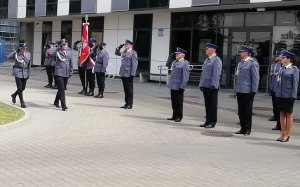 Komendant Miejski Policji w Łodzi podczas przemarszu przed budynkiem Pierwszego Komisariatu Komendy Miejskiej Policji w Łodzi.