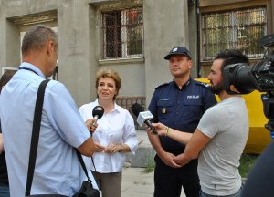 Prezydent Miasta Łodzi Hanna Zdanowska oraz Komendant Miejski Policji w Łodzi podczas spotkania z dziennikarzami przed remontowanym budynkiem.