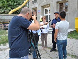 Prezydent Miasta Łodzi Hanna Zdanowska oraz Komendant Miejski Policji w Łodzi podczas spotkania z dziennikarzami przed remontowanym budynkiem.