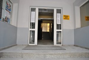 Remontowane wejście do Komendy Miejskiej Policji.