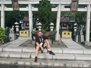 Aspirant sztabowy Sławomir Milczarek przed fontanną w Tokio.