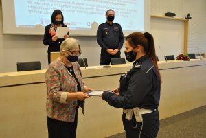 Dziekan Wydziału Filologicznego Uniwersytetu Łódzkiego wręcza dyplom ukończenia kursu policjantce ruchu drogowego